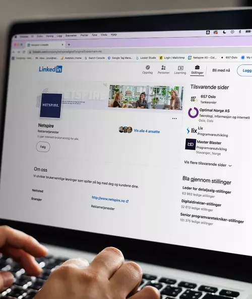 En bærebar datamaskin viser LinkedIn profilen til bedriften Netspire.