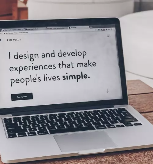 Bilde av en bærebar PC hvor det står "I design and develop experiences that make people's lives simple".